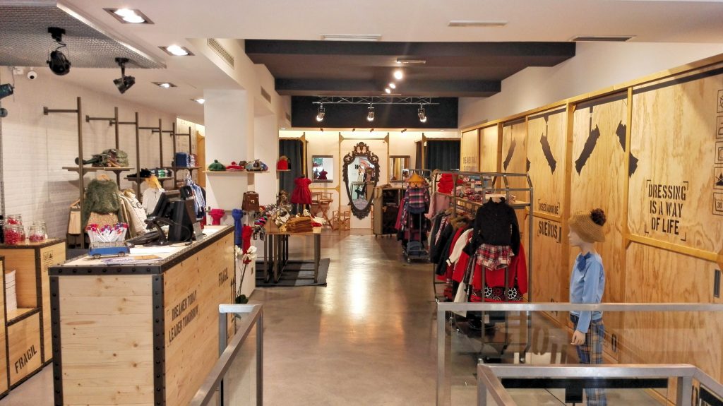 TRASLUZ - Diseño, y mobiliario medida para tienda ropa niños.